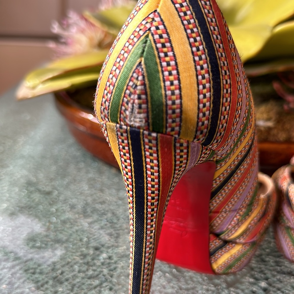BEAUTIFUL CHRISTIAN LOUBOUTIN SILK FABRIC STILETTOS, 39. GUC - Picture 5 of 11